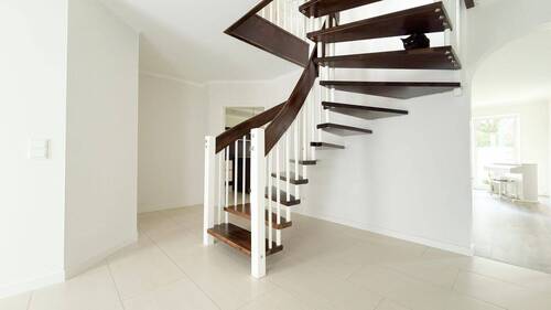 Offene Holztreppe im Flur - 