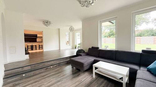 Modernes Wohnzimmer mit Küche - 