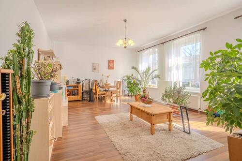  großzügiges Wohnzimmer im 1. Obergeschoss - 