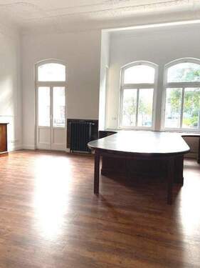 Büroraum mit Balkon und großem Schreibtisch - 3 Zimmer Büro in Schwerin