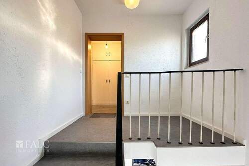 Wohnungstür - Etagenwohnung mit 82,10 m&sup2; in Köln zum Kaufen