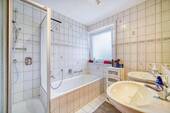 Bad mit Wanne & Dusche - 