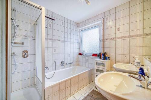 Bad mit Wanne & Dusche - 
