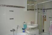 Bad mit Wanne und Dusche - 