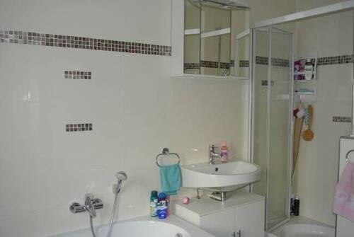 Bad mit Wanne und Dusche - 