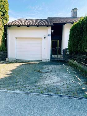 Vorderansicht Garage und Haus.jpg - Mehrfamilienhaus, Wohnhaus mit 200,00 m² in Vilsbiburg zum Kaufen