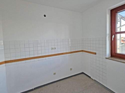 Leere Küche mit Fenster - Etagenwohnung mit 46,70 m² in München zur Miete