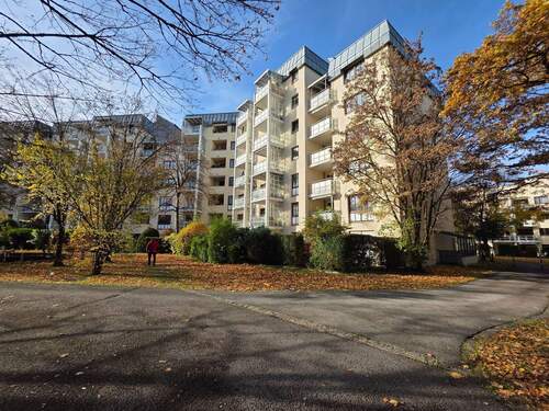 Wohnanlage im Herbst - 