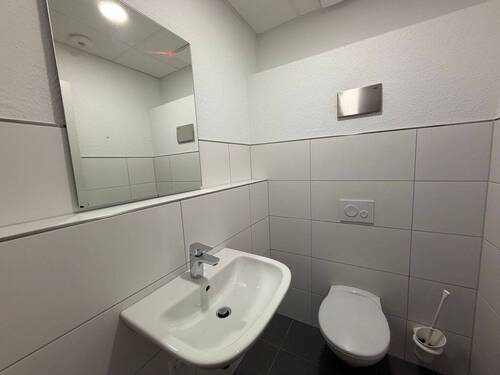 Modernes WC im Büro - 