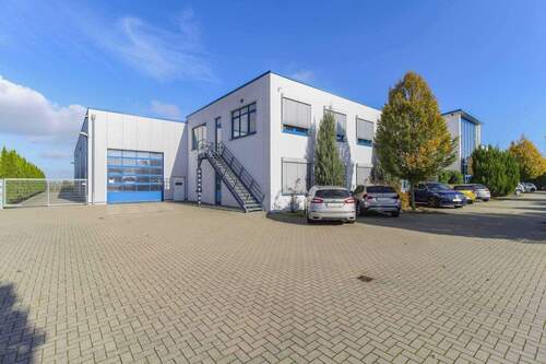 Parkplätze und Hallenzugang - 