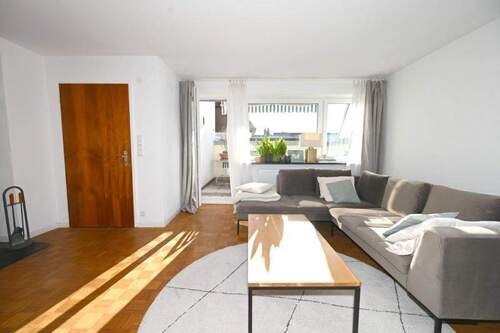 Wohnzimmer mit Balkon - 5 Zimmer Einfamilienhaus in Rutesheim