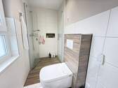 Bad mit bodenebener Dusche im Staffelgeschoss - 