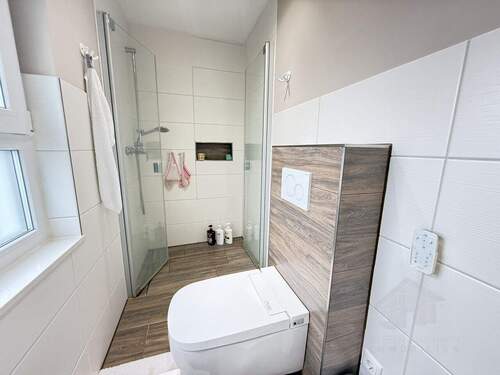 Bad mit bodenebener Dusche im Staffelgeschoss - 