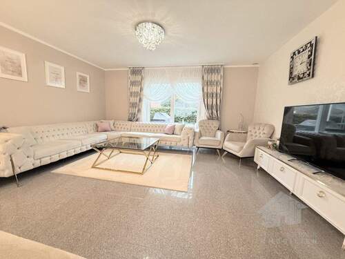 Geräumiges Wohn- und Esszimmer - 5 Zimmer Einfamilienhaus in Norderstedt