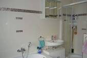 Bad mit Wanne und Dusche - 
