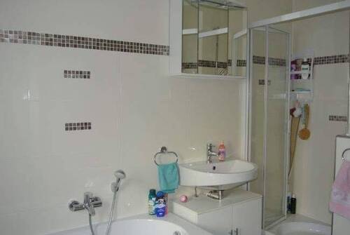 Bad mit Wanne und Dusche - 