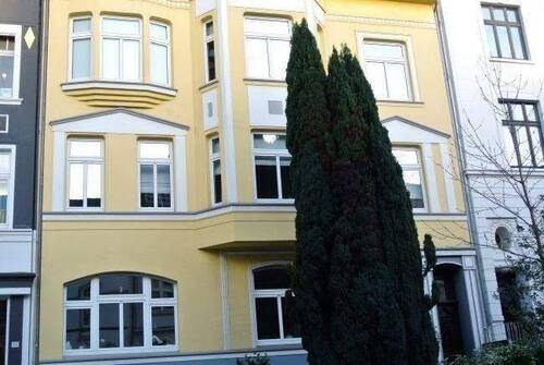 Die Hausansicht - 4 Zimmer Etagenwohnung zur Miete in Mülheim an der Ruhr