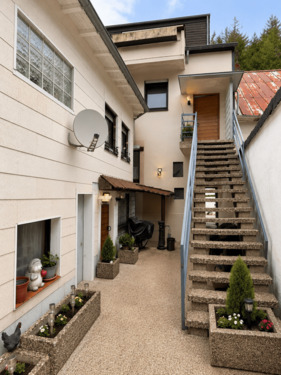 Innenhof mit Treppe zum Obergeschoss.png - 
