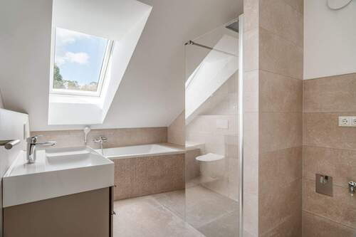 Bad mit Dusche und Wanne im OG (Beispiel) - 