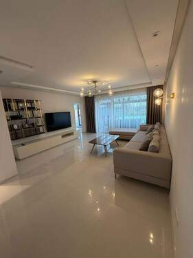 Wohnzimmer mit viel Tageslicht - 