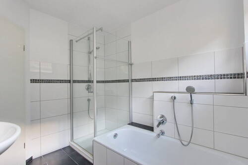 Vollbad mit Dusche - 