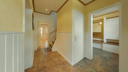 Eingangsbereich mit Garderobe - 4 Zimmer Doppelhaushälfte zum Kaufen in Aßlar / Klein Altenstädten