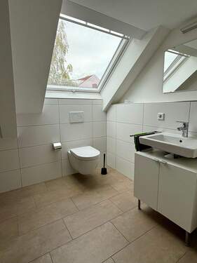 Bad mit Fenster und Dusche - 