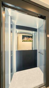 Lift Innen mit Heidelberger Schloss 12032026 - Penthaushaus mit Lift, Einliegerwohnung bis zu 5,00m hohen Decken in KFW 40 QNG