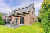 Hausansicht - Familienfreundliche, energieeffiziente DHH mit 5 Zimmern, Garten, Wärmepumpe & PV in Stade-Kopenkamp