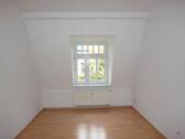 Wohnzimmer - Gemütliche 2-Zimmer-Mansardenwohnung mit Laminatboden, separater Küche & Badewanne