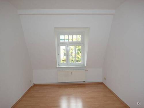 Wohnzimmer - Gemütliche 2-Zimmer-Mansardenwohnung mit Laminatboden, separater Küche & Badewanne