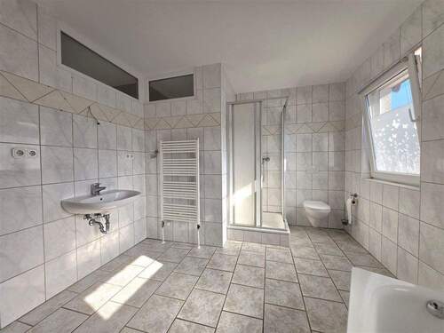 Bad mit Wanne und Dusche, Fesnter - 