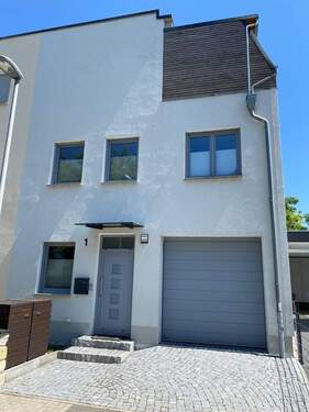 Haus Außenansicht.jpeg - Neuwertige ETW mit Dachterrasse, Terrasse und Wintergarten
