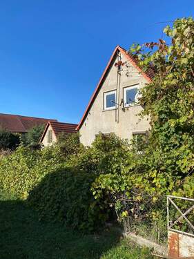 Blick von der Straßeseite - 3 Zimmer Mehrfamilienhaus, Wohnhaus in Teutschenthal