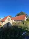 Blick auf Schuppen und Haus - 