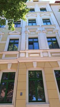 Fassade - Lichtdurchfluteter Wohntraum im Hochparterre - Großzügig & mit Duschbad!