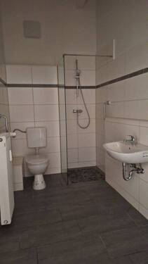 Bad mit ebenerdiger Dusche - 