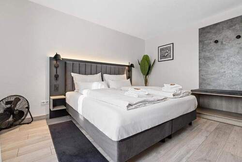 möbliertes Schlafzimmer - 1 Zimmer Mehrfamilienhaus, Wohnhaus zum Kaufen in Herzogenaurach