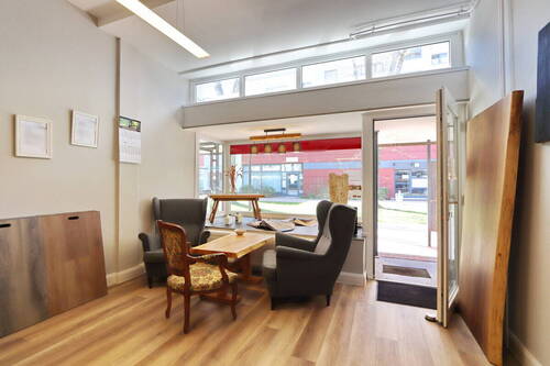 Schaufenster und Wartebereich - 