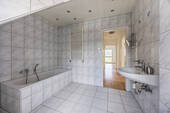 Das Wannenbad auf der 1. Etage - 
