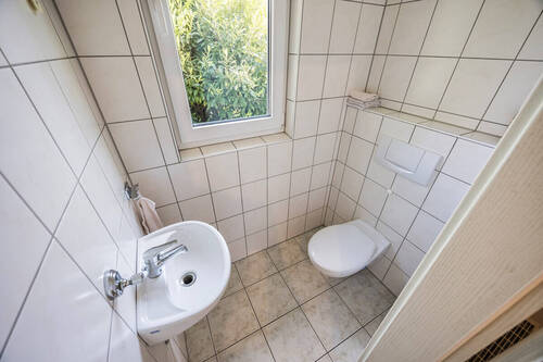 Gäste-WC mit Tageslicht im Erdgeschoss - 