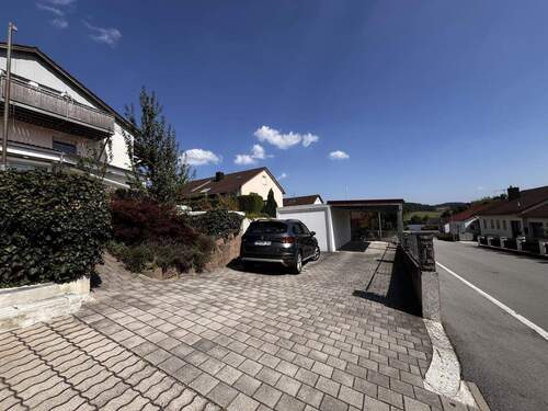 Garage und Stellplatz - 