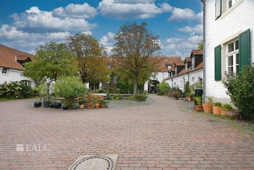 Blick in den Hof - 2 Zimmer Etagenwohnung zum Kaufen in Köln