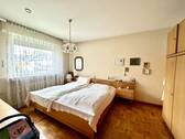 Schlafzimmer mit Parkettboden - 
