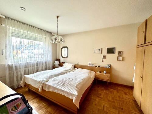 Schlafzimmer mit Parkettboden - 