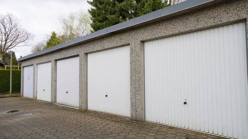 Eine Garage rundet das Angebot ab - 