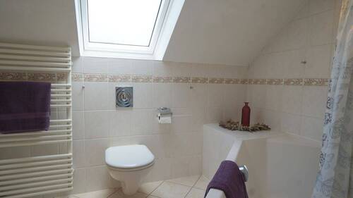 Das Wannenbad im Obergeschoss ist aus 2008 - 