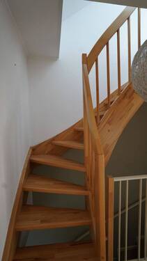 Eine Holztreppe führt zum ... - 
