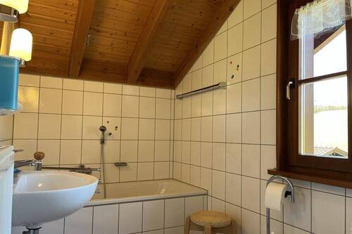 Bad mit Wanne und Dusch 1. OG - 