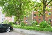 Straßenansicht mit Vorgarten - 3 Zimmer Etagenwohnung zur Miete in Bremen